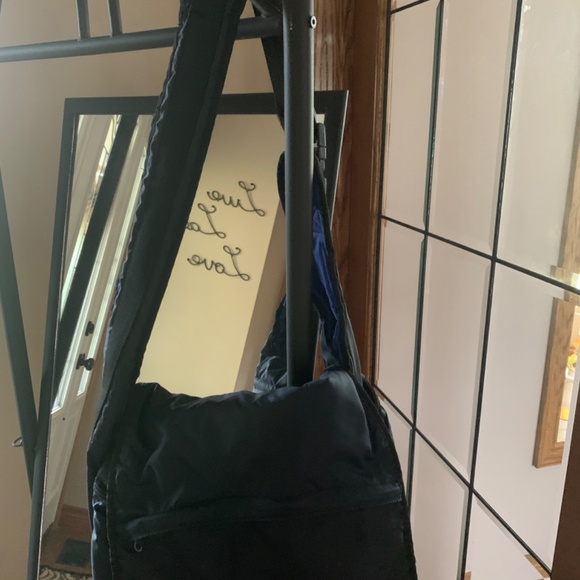 Navy GAP sling backpack - Picture 2 of 3